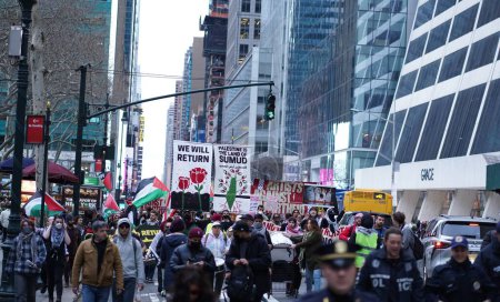 Foto de Protesta masiva pro Palestina. 30 de marzo de 2024, Nueva York, Estados Unidos: Miles de manifestantes inundaron la calle 42 y Broadway hoy, marchando hacia la Quinta Avenida en una protesta masiva a favor de Palestina. - Imagen libre de derechos