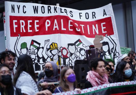 Foto de Protesta masiva pro Palestina. 30 de marzo de 2024, Nueva York, Estados Unidos: Miles de manifestantes inundaron la calle 42 y Broadway hoy, marchando hacia la Quinta Avenida en una protesta masiva a favor de Palestina. - Imagen libre de derechos