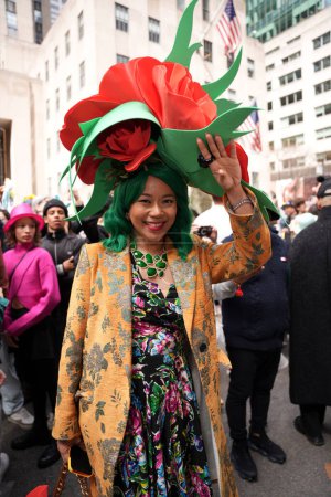 Foto de Desfile de Pascua en la Catedral de San Patricio. 31 de marzo de 2024, Nueva York, EE.UU.: El desfile de Pascua, sinónimo de atuendo de moda y sombreros elaborados, se originó en la Quinta Avenida en la ciudad de Nueva York en la década de 1870. - Imagen libre de derechos