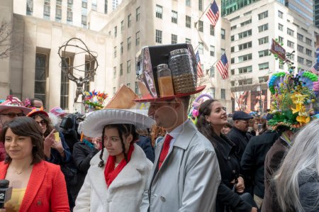 Téléchargez les photos : Parade du Bonnet de Pâques. 31 mars 2024, New York, New York, États-Unis : Un couple décoré de chapeaux Pizza assiste au défilé de Pâques et au Bonnet Festival 2024 devant la cathédrale Saint-Patrick - en image libre de droit