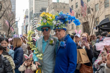 Foto de Desfile del sombrero de Pascua. 31 de marzo de 2024, Nueva York, Nueva York, Estados Unidos: La gente con disfraces y sombreros lujosamente decorados regresó para el Desfile de Pascua y el Festival del Bonnet 2024 fuera de la Catedral de San Patricio - Imagen libre de derechos