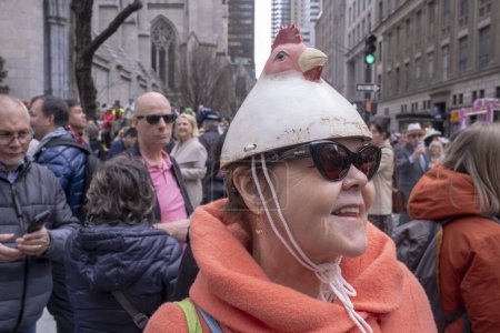 Téléchargez les photos : Parade du Bonnet de Pâques. 31 mars 2024, New York, New York, USA : Une femme porte un chapeau en forme de coq au défilé de Pâques et au Bonnet Festival 2024 devant la cathédrale Saint-Patrick - en image libre de droit