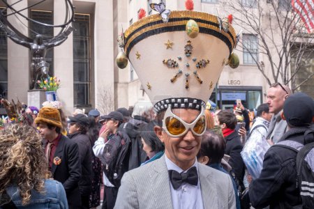Foto de Desfile del sombrero de Pascua. 31 de marzo de 2024, Nueva York, Nueva York, Estados Unidos: Un hombre con un sombrero lujosamente decorado asiste al Desfile de Pascua y al Festival Bonnet 2024 fuera de la Catedral de San Patricio - Imagen libre de derechos