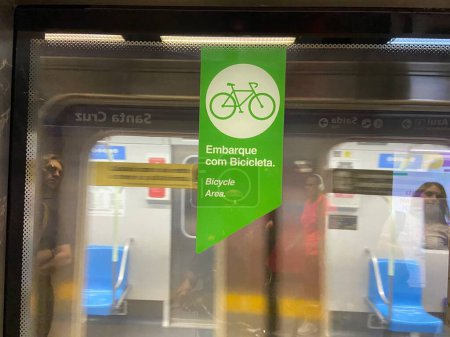 Téléchargez les photos : Sao Paulo (SP), Brésil 31 / 03 / 2024 - Mobilité urbaine des vélos qui peuvent circuler dans les transports publics le dimanche et les jours fériés pour les trajets quotidiens et les voyages en train et en métro dans la ville de Sao Paulo ce dimanche 31 mars 2024. - en image libre de droit