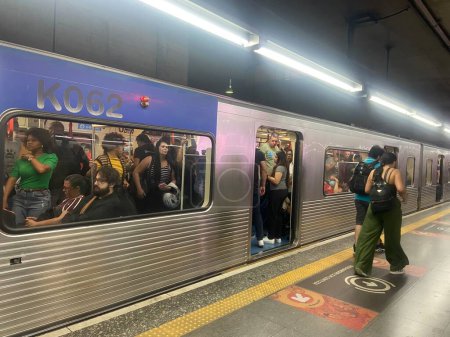 Téléchargez les photos : SAO PAULO (SP) Brésil 02 / 04 / 2024. Mouvement matinal dans les transports en commun aux stations de métro et de train dans la région de Bras et Praca da Se situé dans le centre de Sao Paulo - en image libre de droit