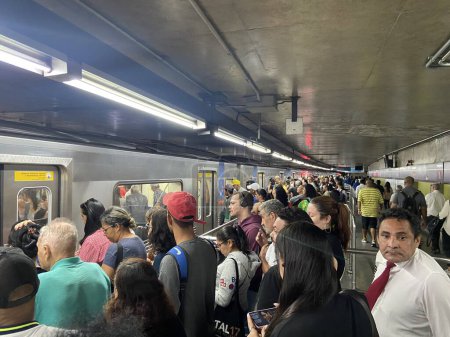 Foto de SAO PAULO (SP) Brasil 02 / 04 / 2024. Movimiento matutino en transporte público en las estaciones de metro y tren de la región de Bras y Praca da Se, en el centro de Sao Paulo - Imagen libre de derechos