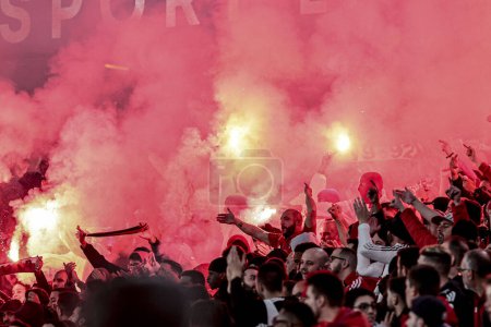 Téléchargez les photos : Lisbonne (PT), Portugal 02 / 04 / 2024 Les fans de Benfica lors du match entre Benfica x Sporting pour la Coupe du Portugal, en demi-finale à Estadio da Luz à Lisbonne, ce mardi 2 avril 2024. - en image libre de droit