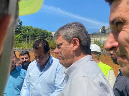 Téléchargez les photos : GUARULHOS (SP) Brésil 04 / 04 / 2024 - Le gouverneur de la ville de Sao Paulo Tarcisio de Freitas, a participé à l'inspection de la construction de l'échangeur Bom Sucesso, dans la ville de Guarulhos - en image libre de droit