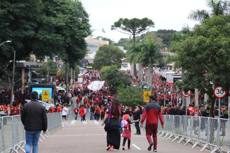 Téléchargez les photos : CURITIBA (PR), Brésil 06 / 04 / 2024 - Mouvement des fans avant le match entre Athletico PR contre Maringa, valable pour la finale du Campeonato Paranaense 2024, à la Ligga Arena - en image libre de droit