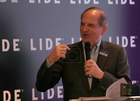 Téléchargez les photos : Sao Paulo (SP), 04 / 05 / 2024 Luiz Fernando Furlan, président de LIDE ouvre le séminaire d'innovation LIDE, reçoit des cadres et des experts pour discuter des progrès technologiques - en image libre de droit