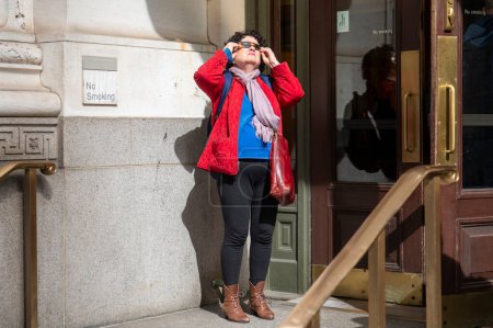 Téléchargez les photos : Solar Eclipse 2024 à New York. 08 avril 2024, New York, New York, USA : Les gens regardent une éclipse solaire partielle sur la 5e Avenue le 8 avril 2024 à New York. Avec la première éclipse solaire à traverser l'Amérique du Nord en sept ans - en image libre de droit