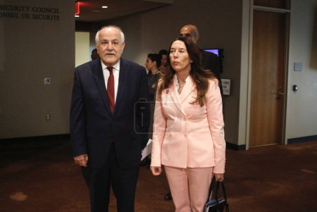 Téléchargez les photos : 08 avril 2024 - New York, USA : Conférence de presse avec Vanessa FRAZIER, Ambassadrice et Représentante permanente de Malte et Observatrice permanente, actuellement Riyad Mansour, (Palestine) - en image libre de droit