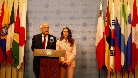 Téléchargez les photos : 08 avril 2024 - New York, USA : Conférence de presse avec Vanessa FRAZIER, Ambassadrice et Représentante permanente de Malte et Observatrice permanente, actuellement Riyad Mansour, (Palestine) - en image libre de droit