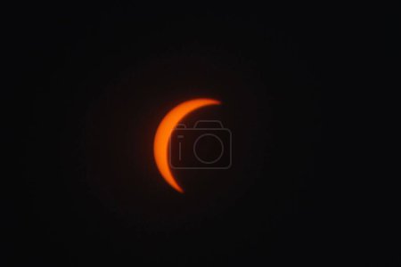 Téléchargez les photos : Eclipse solaire vue à New York. 08 avril 2024, New York, États-Unis : Des New-Yorkais et des touristes observent l'éclipse solaire à Manhattan. Une éclipse solaire se produit lorsque la Lune passe entre la Terre et le Soleil - en image libre de droit
