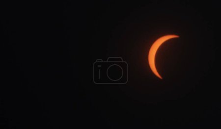 Foto de Eclipse solar visto en Nueva York. 08 de abril de 2024, Nueva York, Estados Unidos: Se ve a neoyorquinos y turistas observando el eclipse solar en Manhattan. Un eclipse solar ocurre cuando la Luna pasa entre la Tierra y el Sol - Imagen libre de derechos