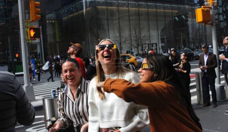 Téléchargez les photos : Eclipse solaire vue à New York. 08 avril 2024, New York, États-Unis : Des New-Yorkais et des touristes observent l'éclipse solaire à Manhattan. Une éclipse solaire se produit lorsque la Lune passe entre la Terre et le Soleil - en image libre de droit