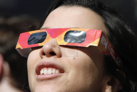 Foto de Eclipse solar visto en Nueva York. 08 de abril de 2024, Nueva York, Estados Unidos: Se ve a neoyorquinos y turistas observando el eclipse solar en Manhattan. Un eclipse solar ocurre cuando la Luna pasa entre la Tierra y el Sol - Imagen libre de derechos