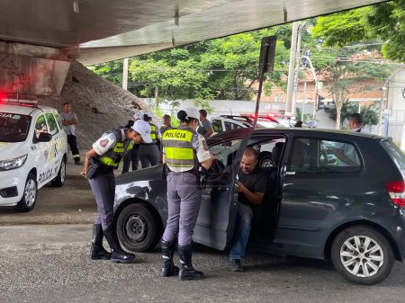 Téléchargez les photos : SAO PAULO (SP), BRESIL - 04 / 08 / 2024 BLITZ-TRANSIT-INSPECTION. Dans l'après-midi de ce lundi 8 avril 2024, la police militaire a effectué un attentat à la bombe sur l'Avenida do Estado, située dans la région centrale de la ville de Sao Paulo, pour inspecter les véhicules - en image libre de droit