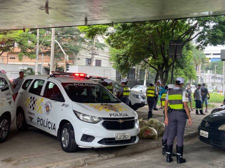 Foto de SAO PAULO (SP), BRASIL - 04 / 08 / 2024 BLITZ-TRANSIT-INSPECTION. En la tarde de este lunes 8 de abril de 2024, la Policía Militar llevó a cabo un bombardeo en la Avenida do Estado, ubicada en la región central de la ciudad de Sao Paulo, para inspeccionar vehículos - Imagen libre de derechos