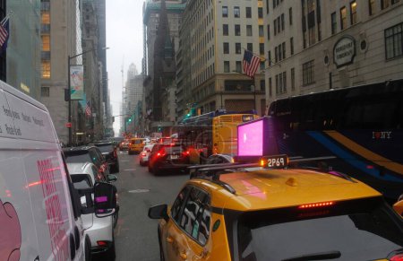 Foto de (NUEVO) 11 de abril de 2024, Nueva York, Estados Unidos: El fuerte movimiento de personas en Manhattan a medida que el clima cambiaba con la perspectiva de precipitaciones inmediatas, causando así un fuerte tráfico y congestión. - Imagen libre de derechos