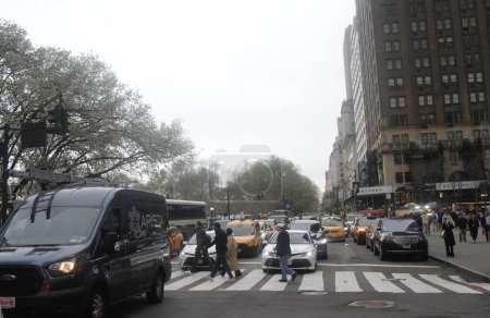 Téléchargez les photos : (NOUVEAU) 11 avril 2024, New York, États-Unis : Forte circulation des personnes à Manhattan alors que le temps changeait avec la perspective de précipitations immédiates causant ainsi un trafic intense et de la congestion. - en image libre de droit