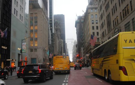 Téléchargez les photos : (NOUVEAU) 11 avril 2024, New York, États-Unis : Forte circulation des personnes à Manhattan alors que le temps changeait avec la perspective de précipitations immédiates causant ainsi un trafic intense et de la congestion. - en image libre de droit