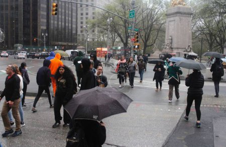 Foto de (NEW) Heavy Rain Drops on New York . 11 de abril de 2024, Nueva York, Estados Unidos: Los neoyorquinos y los turistas se enfrentan a fuertes lluvias desde el jueves (11) por la tarde hasta el viernes (12)). - Imagen libre de derechos