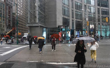Téléchargez les photos : (NOUVEAU) Les fortes pluies tombent sur New York. 11 avril 2024, New York, États-Unis : Les New-Yorkais et les touristes sont confrontés à de fortes pluies du jeudi (11) après-midi au vendredi (12). - en image libre de droit