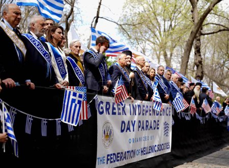 Téléchargez les photos : 14 avril 2024, New York, États-Unis : Vivez l'esprit de la fête de l'indépendance grecque avec le défilé récemment terminé sur la 5e avenue à New York - en image libre de droit