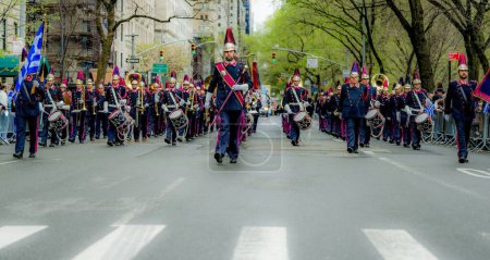 Téléchargez les photos : 14 avril 2024, New York, États-Unis : Vivez l'esprit de la fête de l'indépendance grecque avec le défilé récemment terminé sur la 5e avenue à New York - en image libre de droit