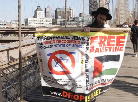 Foto de Protesta pro Palestina en el puente de Brooklyn. 15 de abril de 2024, Nueva York, Estados Unidos: La policía de Nueva York pudo dispersar a los manifestantes pro palestinos que protestaban e intentaron bloquear el tráfico en el puente de Brooklyn exigiendo el alto el fuego y el fin del Israel - Imagen libre de derechos