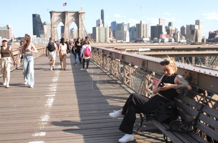 Téléchargez les photos : Manifestation pour la Palestine sur le pont de Brooklyn. 15 avril 2024, New York, États-Unis : La police de New York a réussi à disperser les manifestants pro-palestiniens qui protestaient et tentaient de bloquer la circulation sur le pont de Brooklyn exigeant le cessez-le-feu et la fin de l'Israël - en image libre de droit