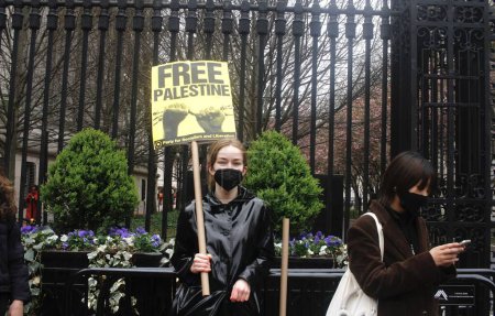 Téléchargez les photos : Manifestation anti-israélienne à l'université Columbia à New York. 18 avril 2024, New York, États-Unis : Une poignée d "étudiants universitaires colombiens protestant contre Israël demandant le cessez-le-feu et la fin de l'occupation israélienne de Gaza. Ils veulent la Palestine libre - en image libre de droit