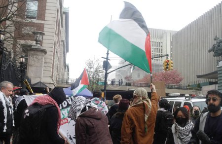 Téléchargez les photos : Manifestation anti-israélienne à l'université Columbia à New York. 18 avril 2024, New York, États-Unis : Une poignée d "étudiants universitaires colombiens protestant contre Israël demandant le cessez-le-feu et la fin de l'occupation israélienne de Gaza. Ils veulent la Palestine libre - en image libre de droit