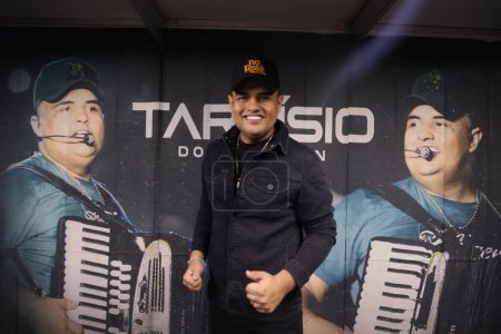 Foto de SO PAULO (SP) Brasil 20 / 04 / 2024 El cantante Tarcsio do Acordeon, durante una actuación en el Festival Viiixe en la arena de Anhembi, celebrada en la ciudad de So Paulo, este sábado 20. - Imagen libre de derechos