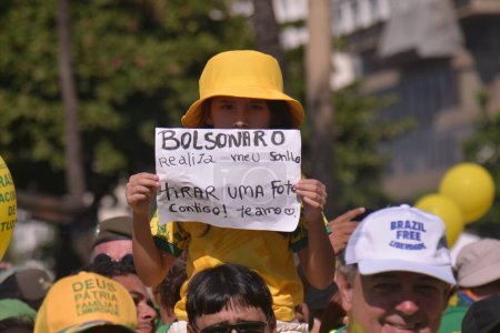 Téléchargez les photos : Rio de Janeiro (RJ), Brésil 21 / 04 / 2024 - Manifestation organisée par l'ancien président Jair Bolsonaro (PL) ce dimanche (21), sur la plage de Copacabana, à Rio de Janeiro. La loi a pour agenda la défense de la démocratie - en image libre de droit