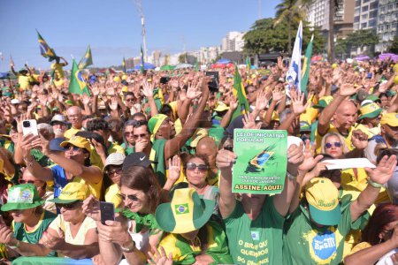 Téléchargez les photos : Rio de Janeiro (RJ), Brésil 21 / 04 / 2024 - Manifestation organisée par l'ancien président Jair Bolsonaro (PL) ce dimanche (21), sur la plage de Copacabana, à Rio de Janeiro. La loi a pour agenda la défense de la démocratie - en image libre de droit