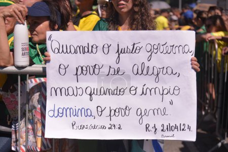Foto de Río de Janeiro (RJ), Brasil 21 / 04 / 2024 - Manifestación convocada por el expresidente Jair Bolsonaro (PL) este domingo (21), en la playa de Copacabana, en Río de Janeiro. El acto tiene como agenda la defensa de la democracia - Imagen libre de derechos