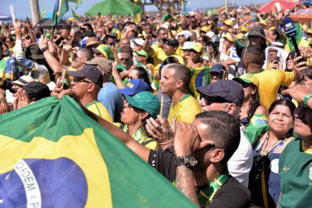 Téléchargez les photos : Rio de Janeiro (RJ), Brésil 21 / 04 / 2024 - Agir en défense de l'ancien président Jair Bolsonaro (PL) à Rio de Janeiro, ce dimanche (21), sur la plage de Copacabana. Les partisans de l'ancien président Jair Bolsonaro se réunissent - en image libre de droit