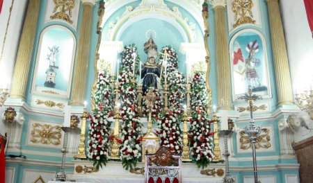 Téléchargez les photos : RIO DE JANEIRO (RJ) Brésil 23 / 04 / 2024 Mouvement de fidèles dans l'église de Sao Jorge, région centrale de la ville de Rio de Janeiro, à la date d'aujourd'hui 23 Avril, qui est célébrée Saint dans l'église catholique - en image libre de droit