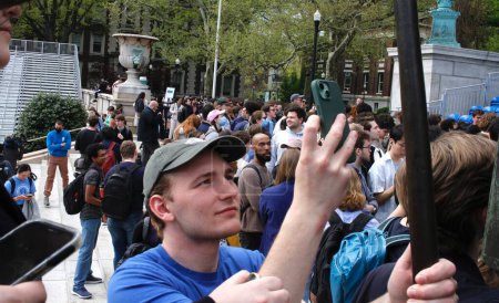Téléchargez les photos : Le conférencier Mike Johnson visite l'Université Columbia à New York au milieu d'une manifestation anti-israélienne. 24 avril 2024, New York, États-Unis : Le président Mike Johnson, le 56e président de la Chambre des représentants des États-Unis et un membre républicain du Congrès - en image libre de droit