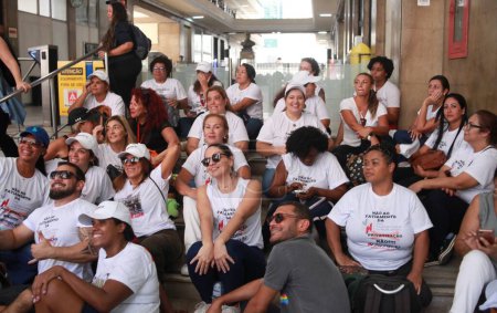 Foto de Río de Janeiro (RJ), Brasil en unidades de salud pública. Durante la huelga, los empleados permanecen en guardia frente al edificio del Departamento de Gestión Hospitalaria (DGH), en la Rua México, 128 en el centro de Río de Janeiro, este miércoles, 24 de abril de 2024. - Imagen libre de derechos