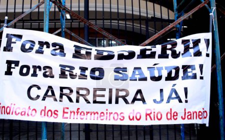 Foto de Río de Janeiro (RJ), Brasil en unidades de salud pública. Durante la huelga, los empleados permanecen en guardia frente al edificio del Departamento de Gestión Hospitalaria (DGH), en la Rua México, 128 en el centro de Río de Janeiro, este miércoles, 24 de abril de 2024. - Imagen libre de derechos