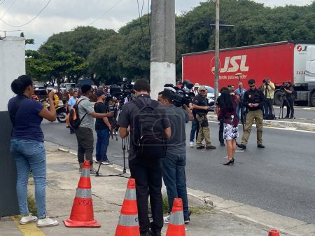 Foto de Sao Paulo (SP), Brasil 25 / 04 / 2024 - La Policía Civil de Sao Paulo lleva a cabo una investigación sobre el Accidente en la Av. Salim Farah Maluf, la ubicación del Accidente entre el Vehículo Porsche y el Vehículo App - Imagen libre de derechos