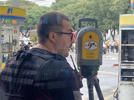 Foto de Sao Paulo (SP), Brasil 25 / 04 / 2024 - La Policía Civil de Sao Paulo lleva a cabo una investigación sobre el Accidente en la Av. Salim Farah Maluf, la ubicación del Accidente entre el Vehículo Porsche y el Vehículo App - Imagen libre de derechos