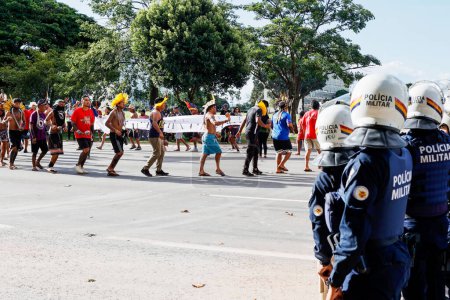 Foto de BRASILIA (DF), Brasil 25 / 04 / 2024 - Movimiento durante la manifestación de la tierra libre Demarcación indígena, en la Explanada dos Ministerios, en la ciudad de Brasilia, en la tarde de este jueves 25. - Imagen libre de derechos