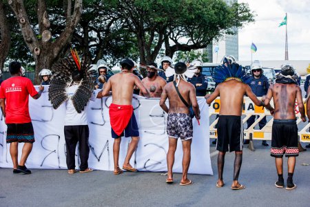 Téléchargez les photos : BRASILIA (DF), Brésil 25 / 04 / 2024 - Mouvement lors de la Démonstration des terres libres Délimitation autochtone, à l'Explanada dos Ministerios, dans la ville de Brasilia, dans l'après-midi de ce jeudi 25. - en image libre de droit