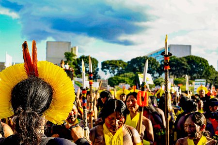 Téléchargez les photos : BRASILIA (DF), Brésil 25 / 04 / 2024 - Mouvement lors de la Démonstration des terres libres Délimitation autochtone, à l'Explanada dos Ministerios, dans la ville de Brasilia, dans l'après-midi de ce jeudi 25. - en image libre de droit