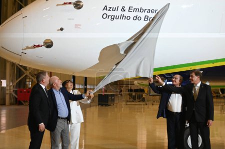 Foto de Sao Jose dos Campos (SP) 04.26.2024 - El presidente Luiz Inácio Lula da Silva bautizó el avión Embraer E2-190 durante una visita a la sede de Embraer en Sao Jose dos Campos (SP) Viernes, Abril 26, 2024. - Imagen libre de derechos