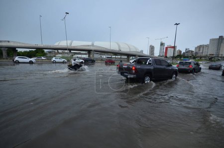 Téléchargez les photos : NATAL (RN), 26 / 04 / 2024 - La ville de Natal a fait face à un trafic intense en raison des fortes pluies qui sont tombées dans la ville, les régions de Br 101 sud et une partie de la marge près de UFRN ont été les plus atteints, le matin de vendredi, 26. - en image libre de droit